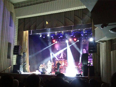 Рок-группа играет на сцене Государственной филармонии Кузбасса